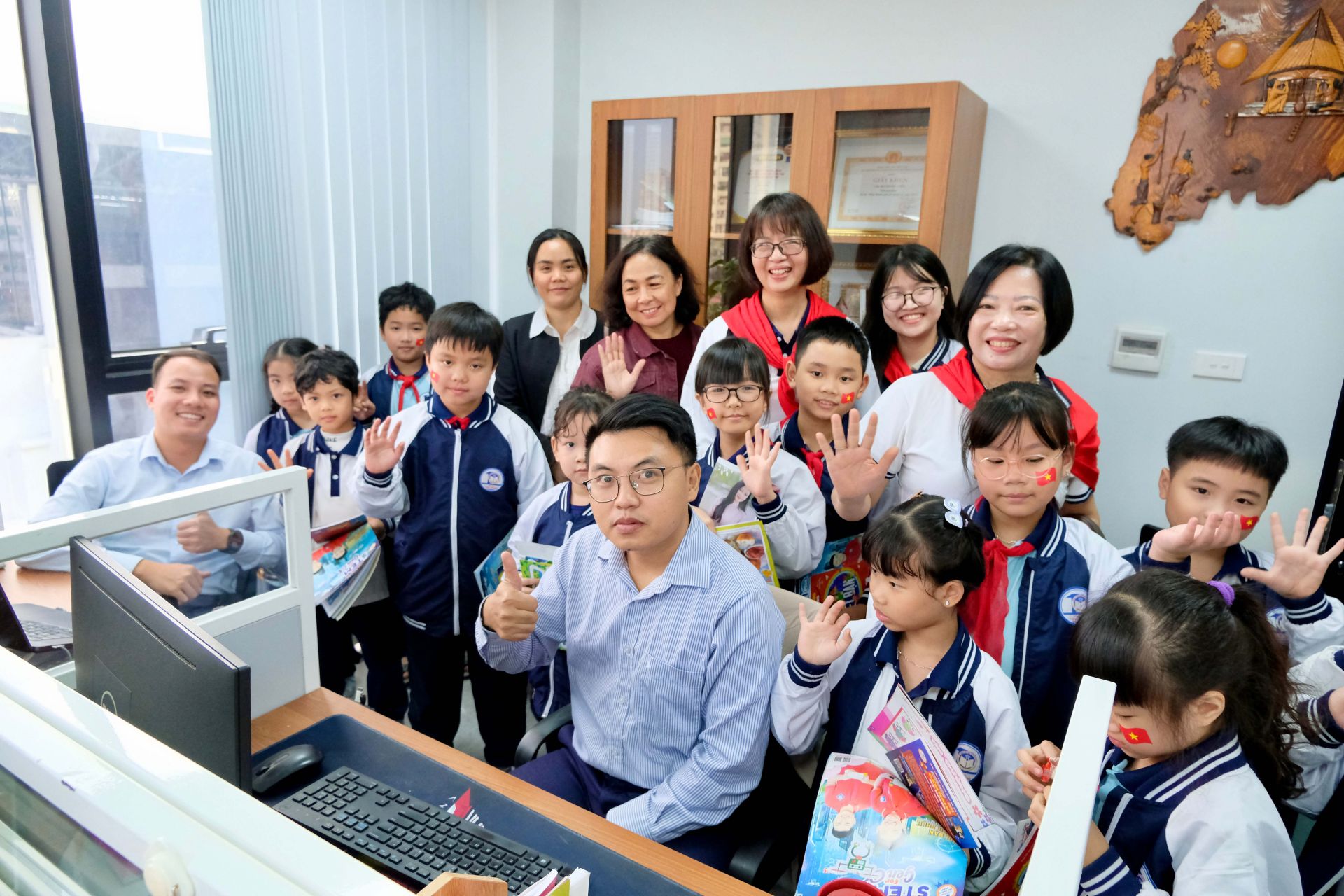 Học sinh Thịnh Quang tham quan phòng làm việc, thư viện và giao lưu cùng phóng viên, biên tập viên Báo TNTP&NĐ.