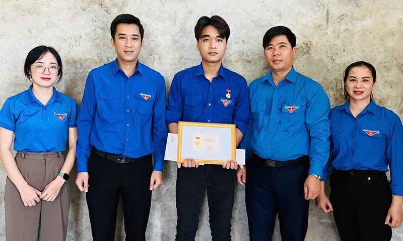Anh Lê Anh Phương nhận huy hiệu “Tuổi trẻ dũng cảm” do T.Ư Đoàn trao tặng.
