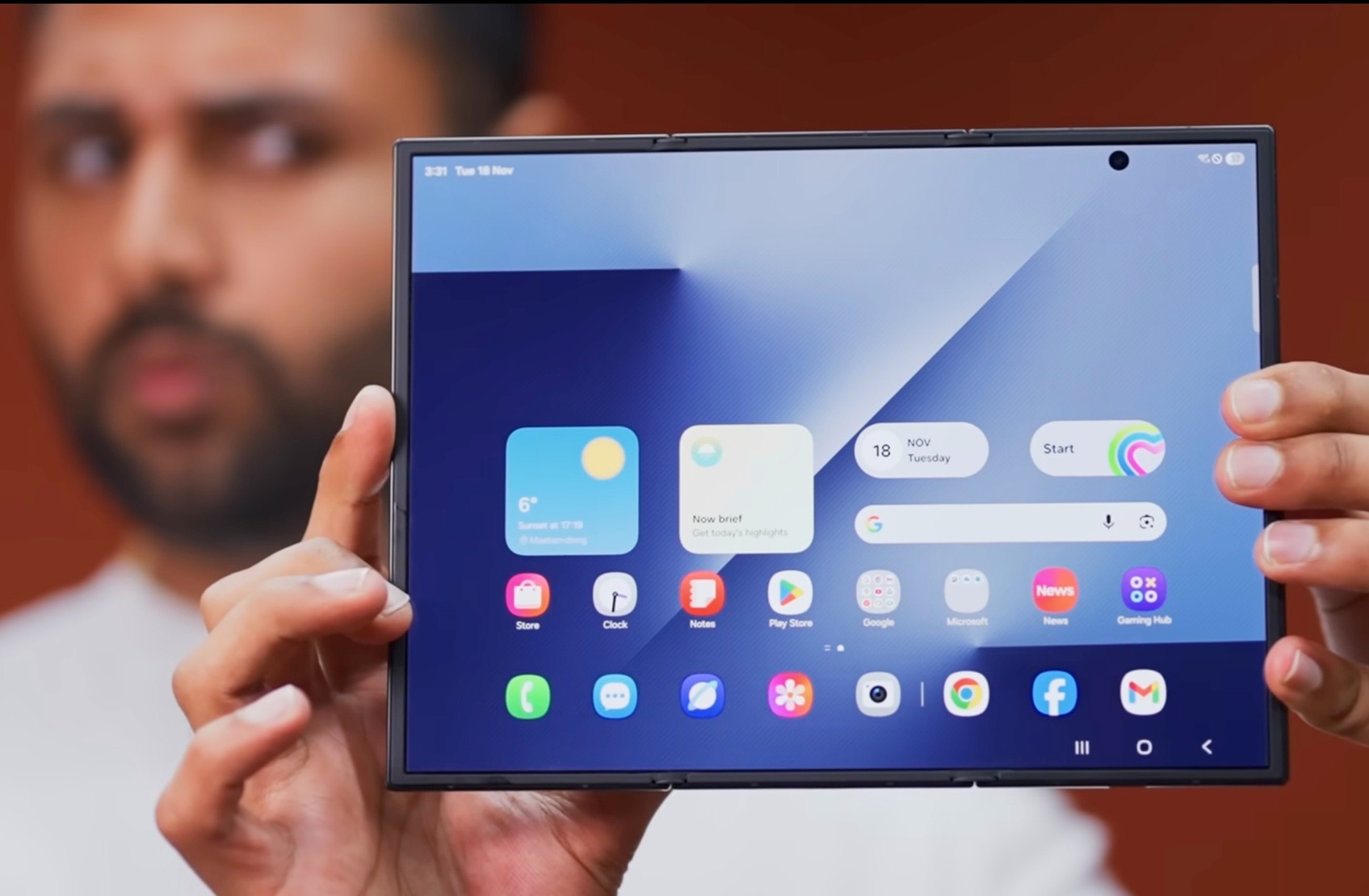 Mẫu Samsung Galaxy Z TriFold khi mở ra có màn hình 10 inch.