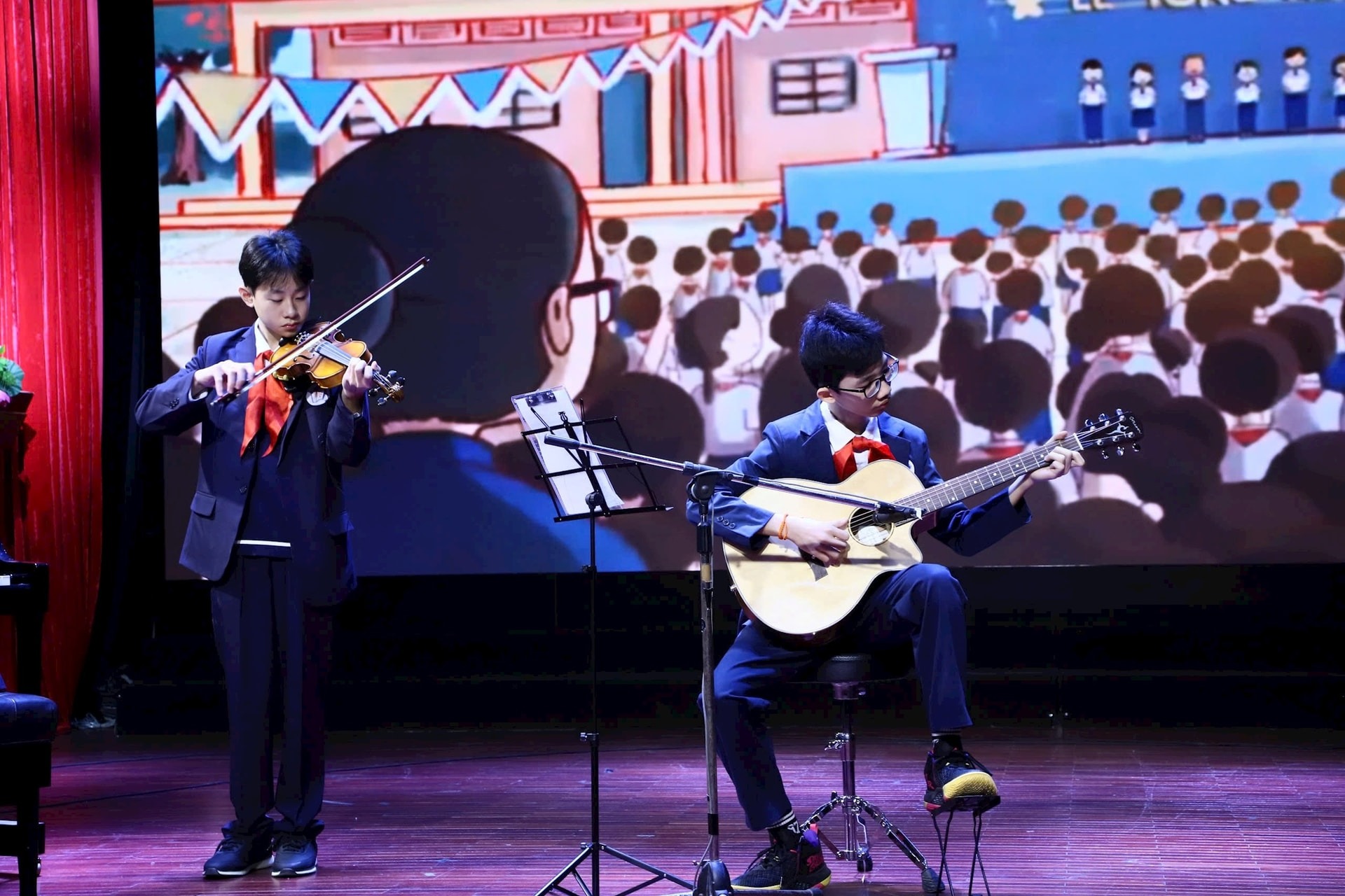 Các bạn học sinh biểu diễn trong cuộc thi Tài năng nhạc cụ phường Cửa Nam.