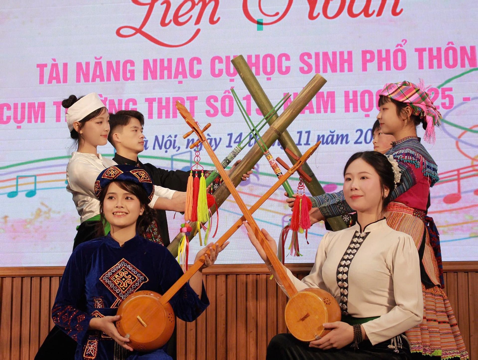 Bên cạnh các nhạc cụ hiện đại, cuộc thi cũng là nơi để các bạn học sinh thể hiện tài năng chơi các loại nhạc cụ dân tộc.