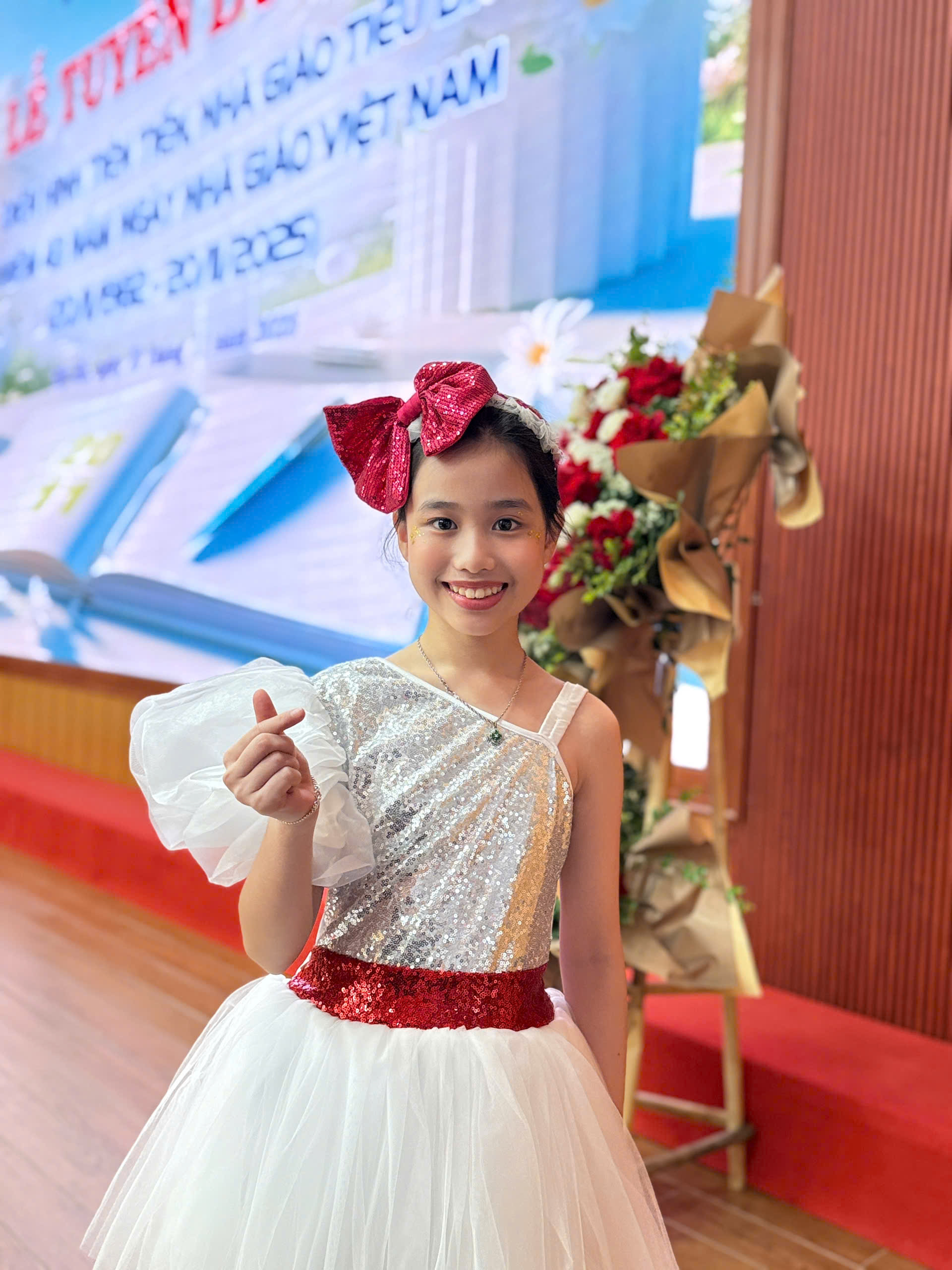 Bạn Phạm Việt Hà, thí sinh đoạt giải Nhất cuộc thi Tài năng nhạc cụ phường Tây Hồ.