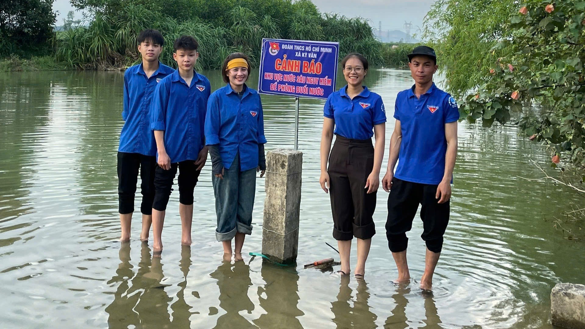 Cán bộ đoàn viên, thanh niên cắm biển cảnh báo đuối nước.
