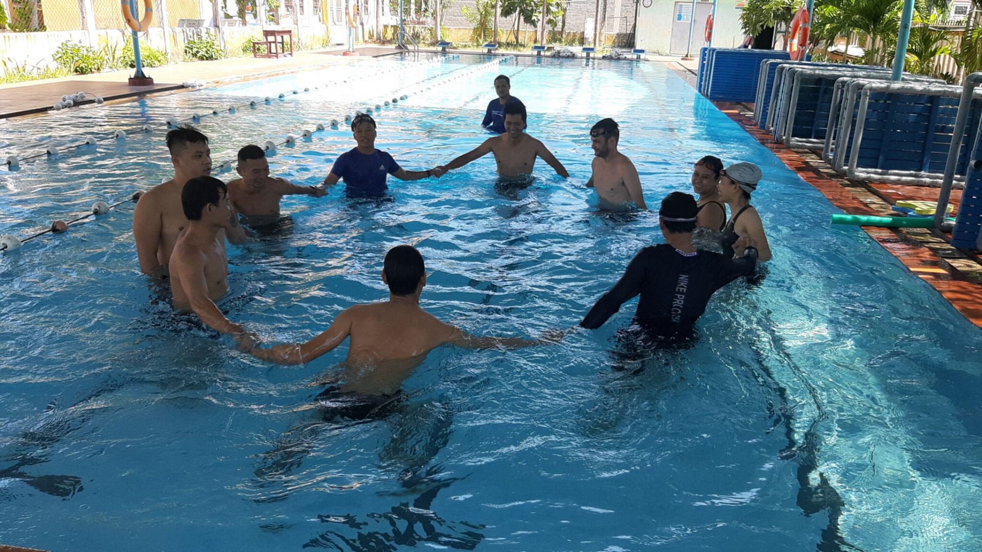 Cần đầu tư huấn luyện nhiều giáo viên dạy bơi trong các nhà trường.