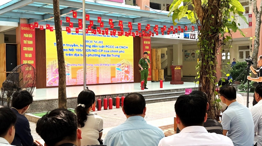 Thầy cô nhà trường tham gia tập huấn phòng cháy, chữa cháy, bảo vệ học trò khi gặp sự cố.