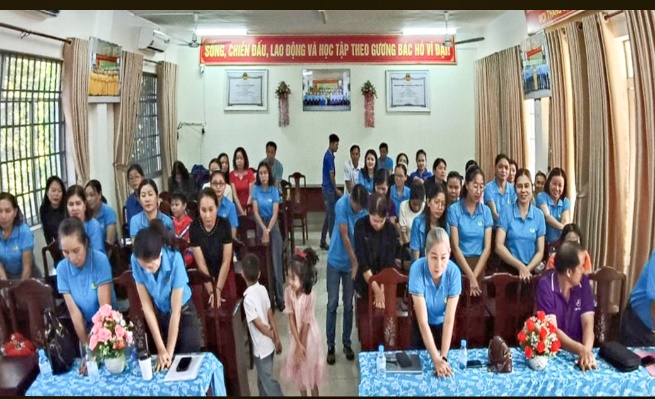 Giáo viên trường Tiểu học Tiến Thành thực hành sơ cứu tai nạn.