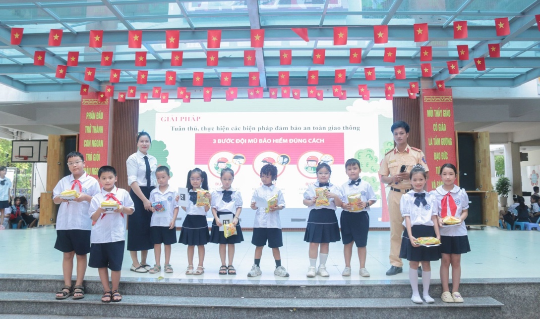 Học sinh nhà trường tìm hiểu, thực hành tham gia giao thông an toàn.