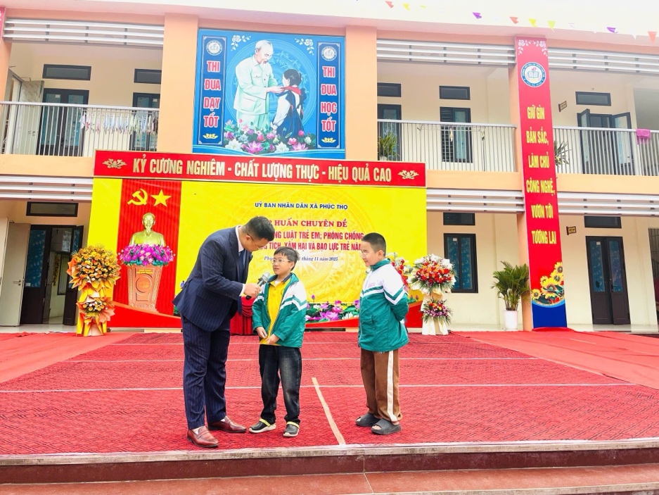 Truyền thông cho trẻ em về phòng chống TNTT tại trường Tiểu học Thị trấn Phúc Thọ, Hà Nội.