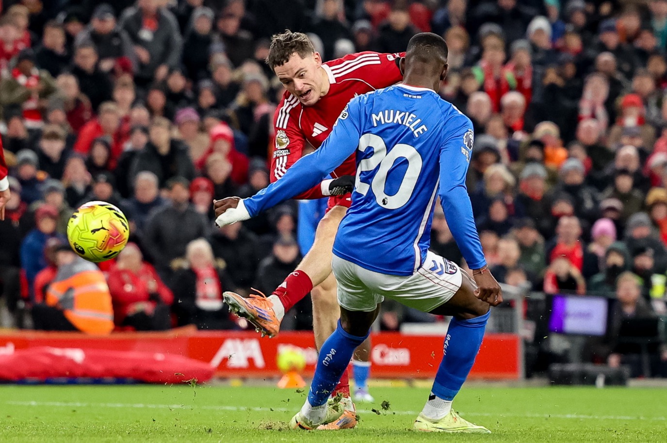 Wirtz dứt điểm chạm chân Nordi Mukiele đổi hướng vào lưới.