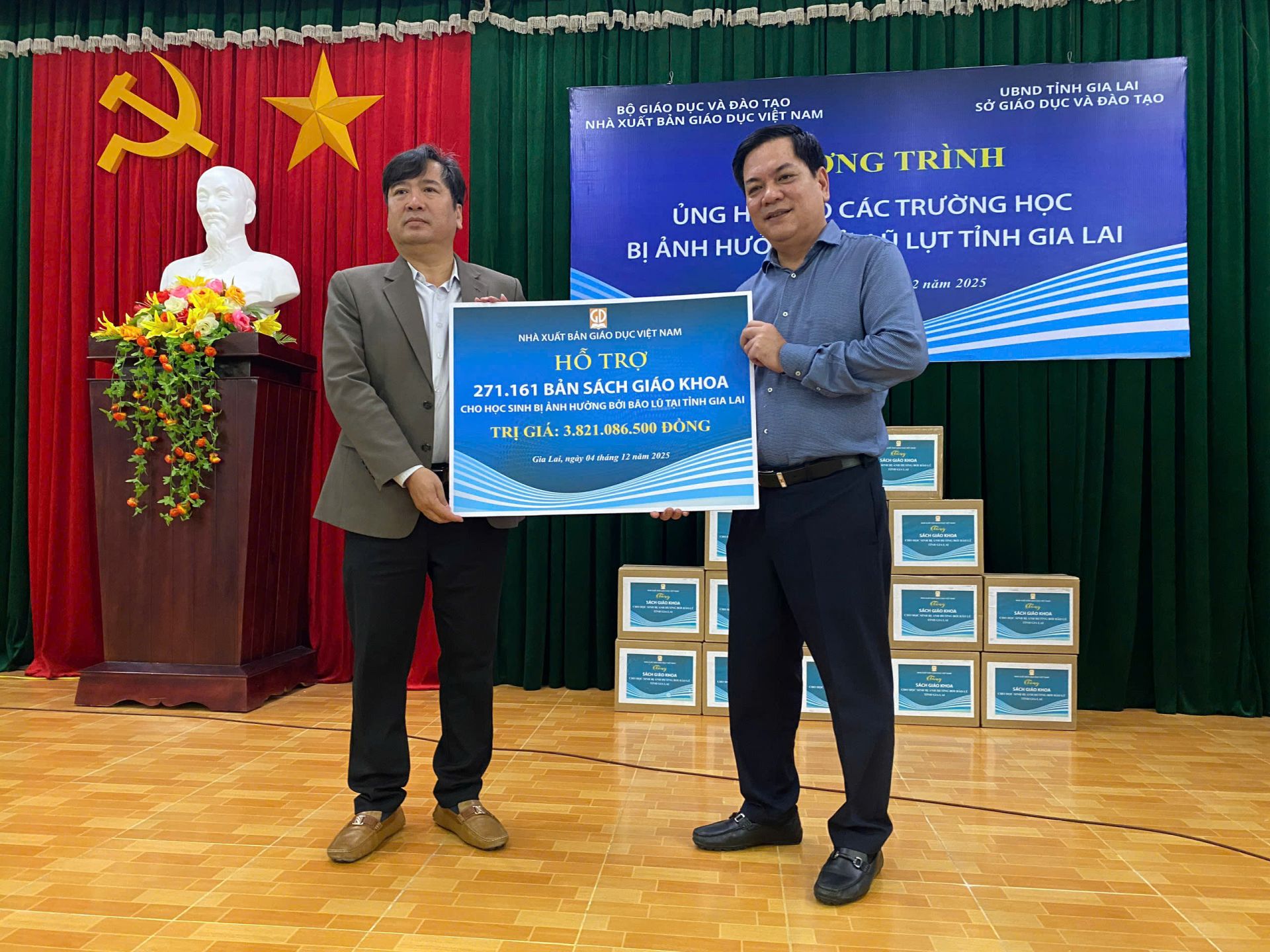 Ông Lê Huy – Phó Tổng Giám đốc NXBGDVN (bên phải) trao biển tặng sách giáo khoa cho bác Trần Bá Công - Phó Giám đốc Sở GD-ĐT tỉnh Gia Lai