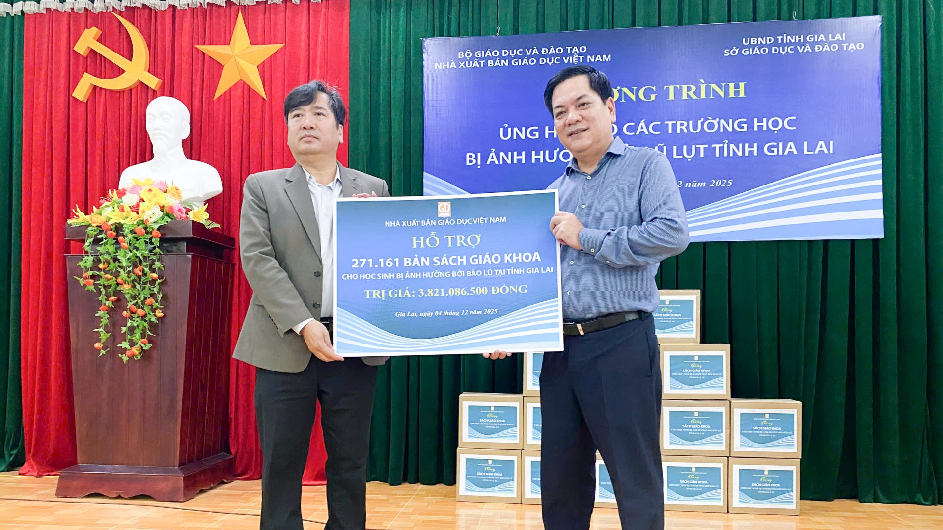 Trao tặng sách cho học sinh vùng lũ tỉnh Gia Lai