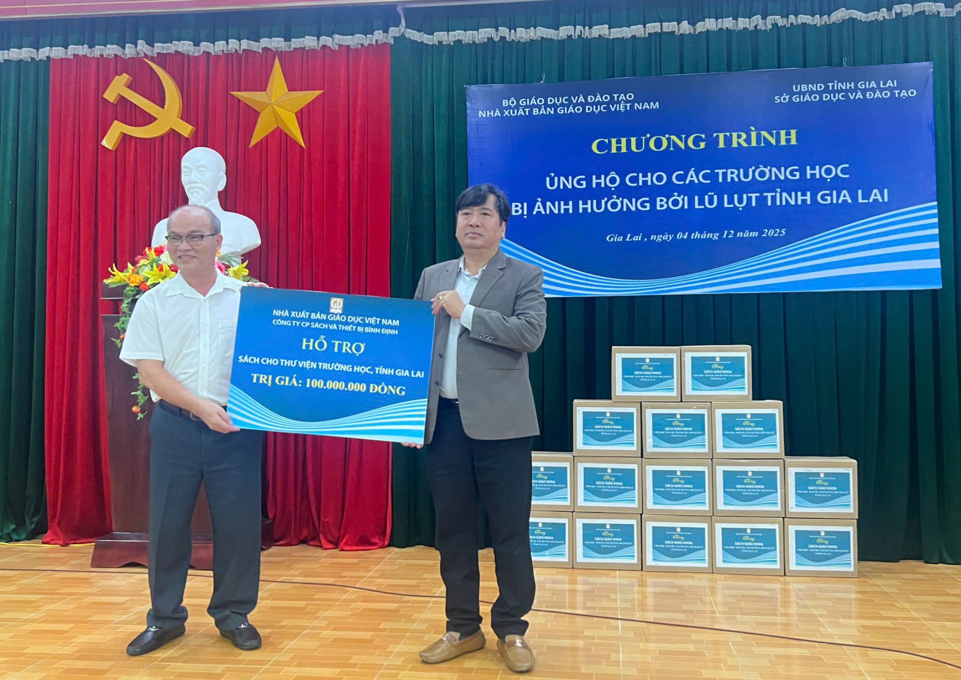 Ông Nguyễn Quốc Huy - Giám đốc công ty CP Sách và Thiết bị Bình Định (bên trái) trao biển tặng cho lãnh đạo Sở