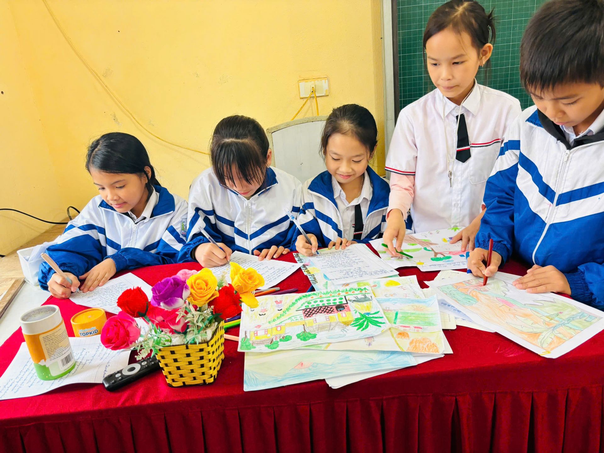 Hằng tuần học sinh đam mê làm bài sau khi nhận được báo Đội 