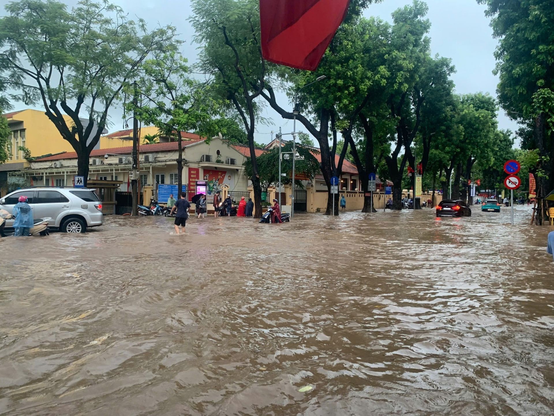 Nhiều khu vực của Hà Nội bị ngập sâu trong bão Matmo.