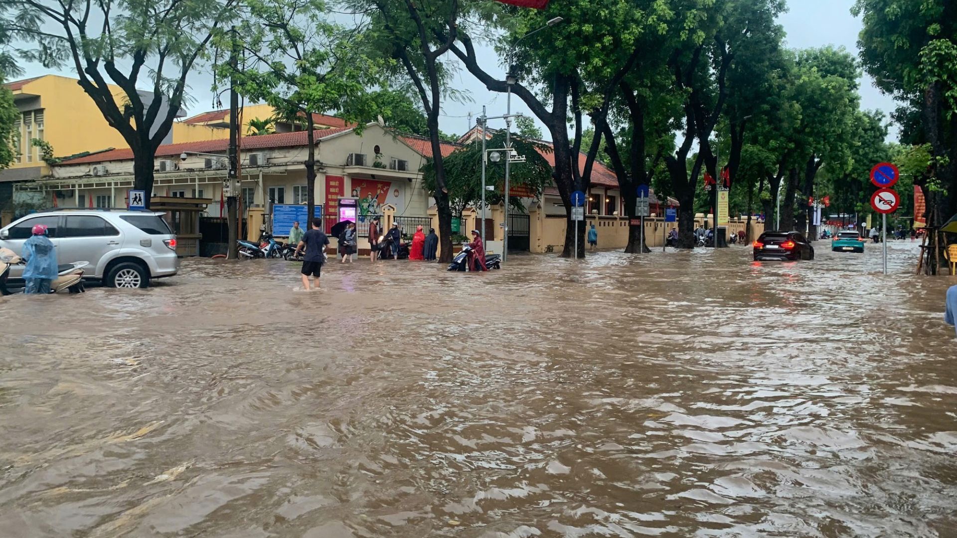 Mưa bão, lụt lụt - Mối nguy về tai nạn thương tích, đuối nước cho trẻ em