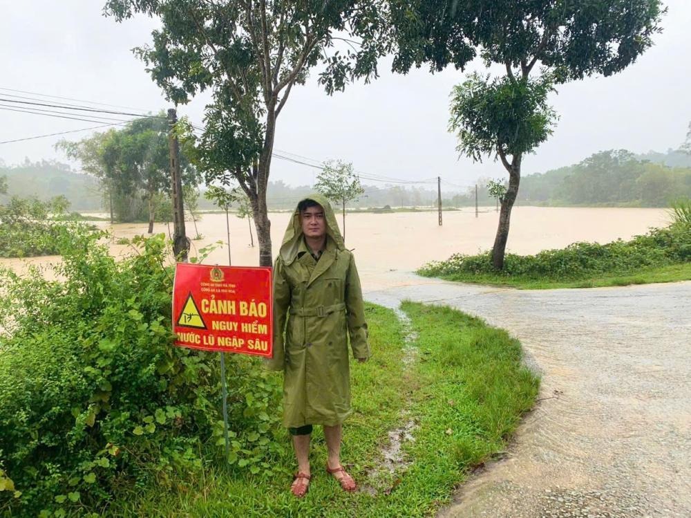Đặt biển cảnh báo vùng nước nguy hiểm trong thời điểm mưa bão gây ngập lụt.
