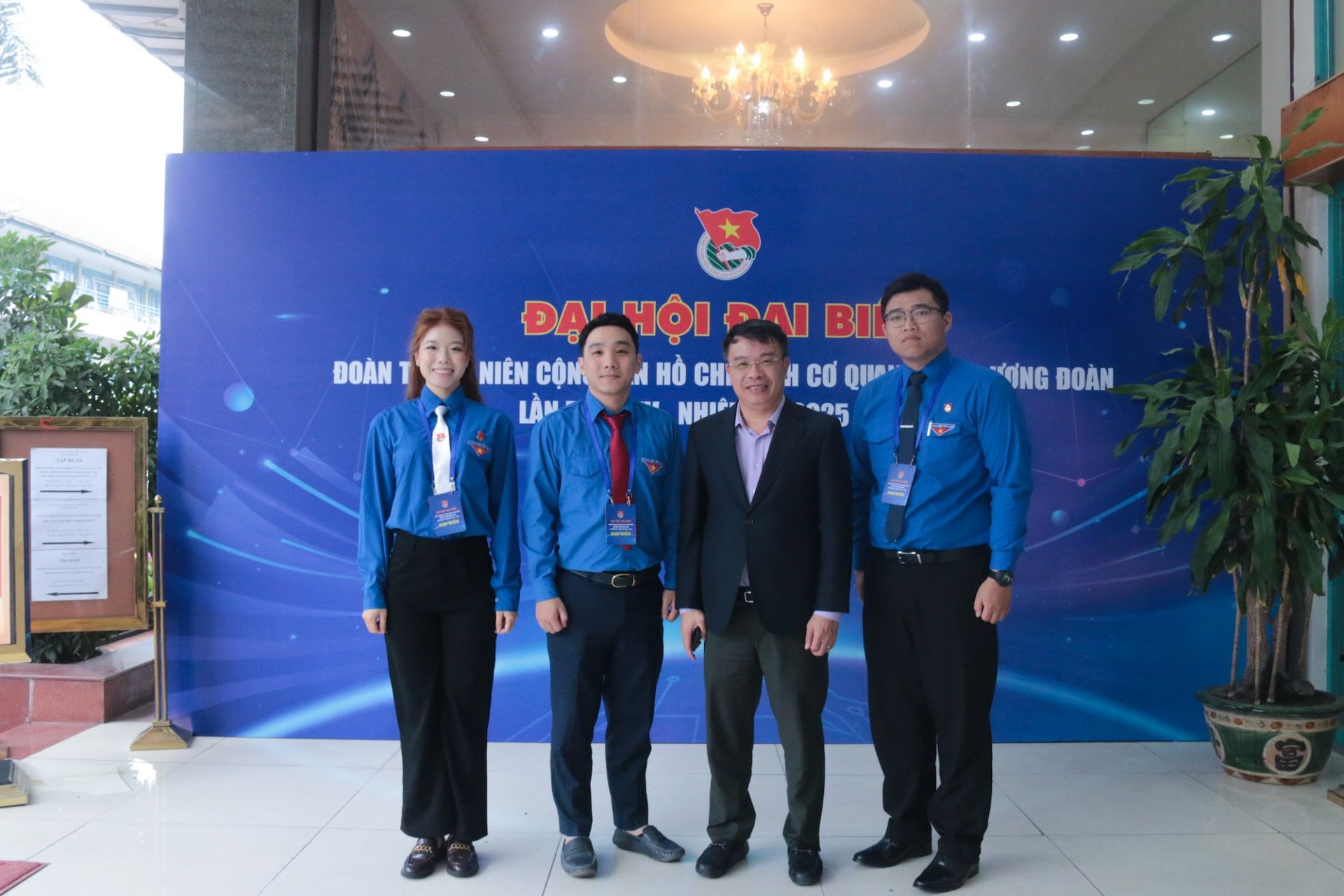 Nhà văn, nhà báo Nguyễn Phan Khuê - Ủy viên Hội đồng đội T.Ư, Tổng Biên tập Báo Thiếu niên Tiền phong và Nhi đồng và đoàn đại biểu của Báo Đội tham dự Đại hội.