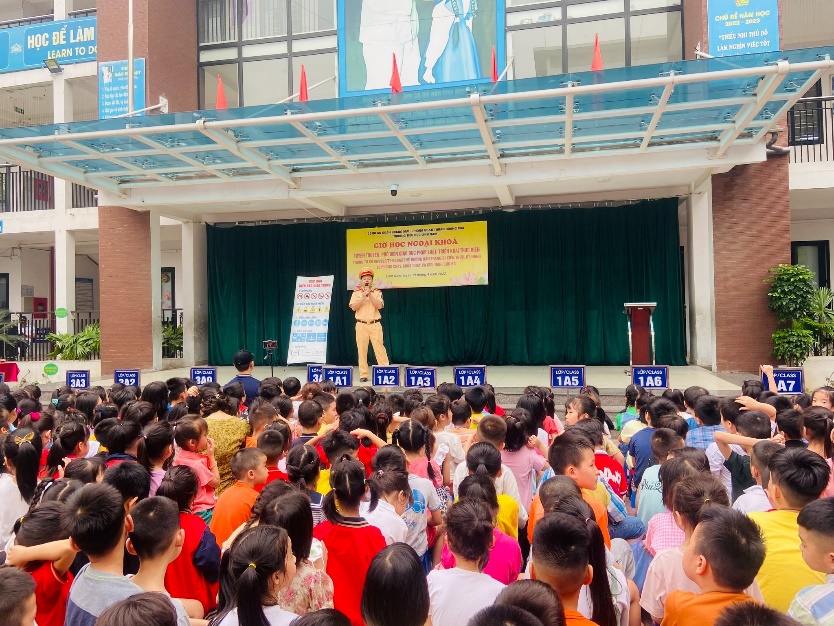 Tuyên truyền về ATGT tại trường Tiểu học Lĩnh Nam.