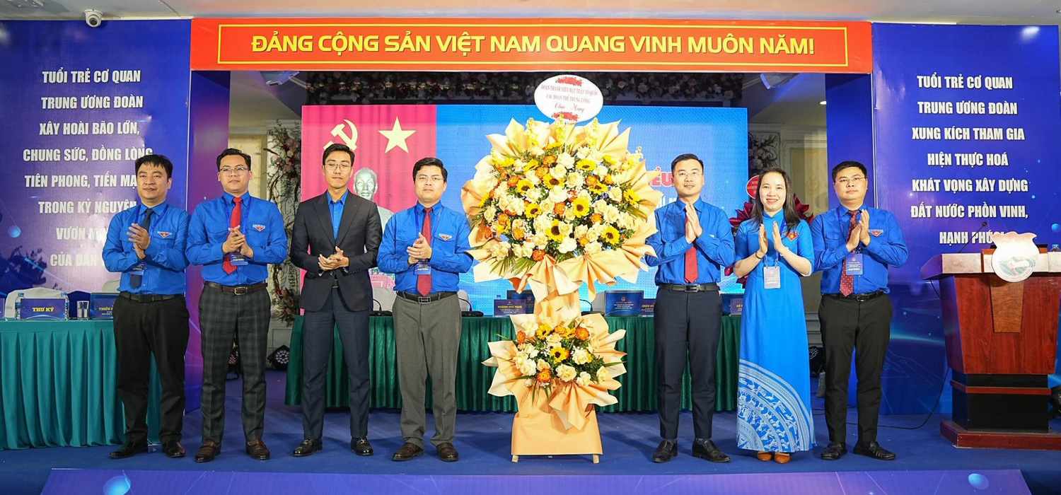 Lãnh đạo T.Ư Đoàn, Đoàn Thanh niên MTTQ Việt Nam tặng hoa chúc mừng Đại hội.