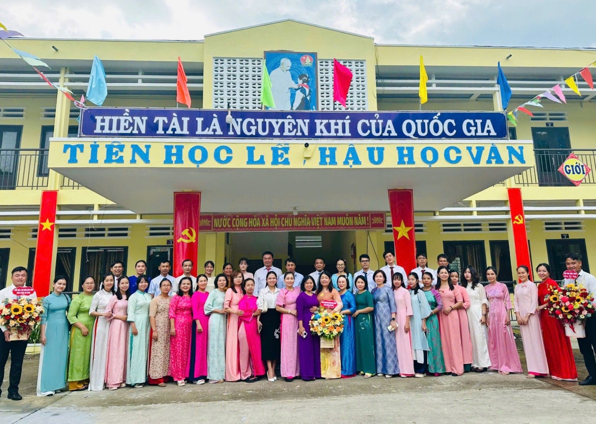 Các thầy cô giáo trường THCS Võ Như Hưng luôn đồng hành cùng học sinh trên mọi nẻo đường học tập.