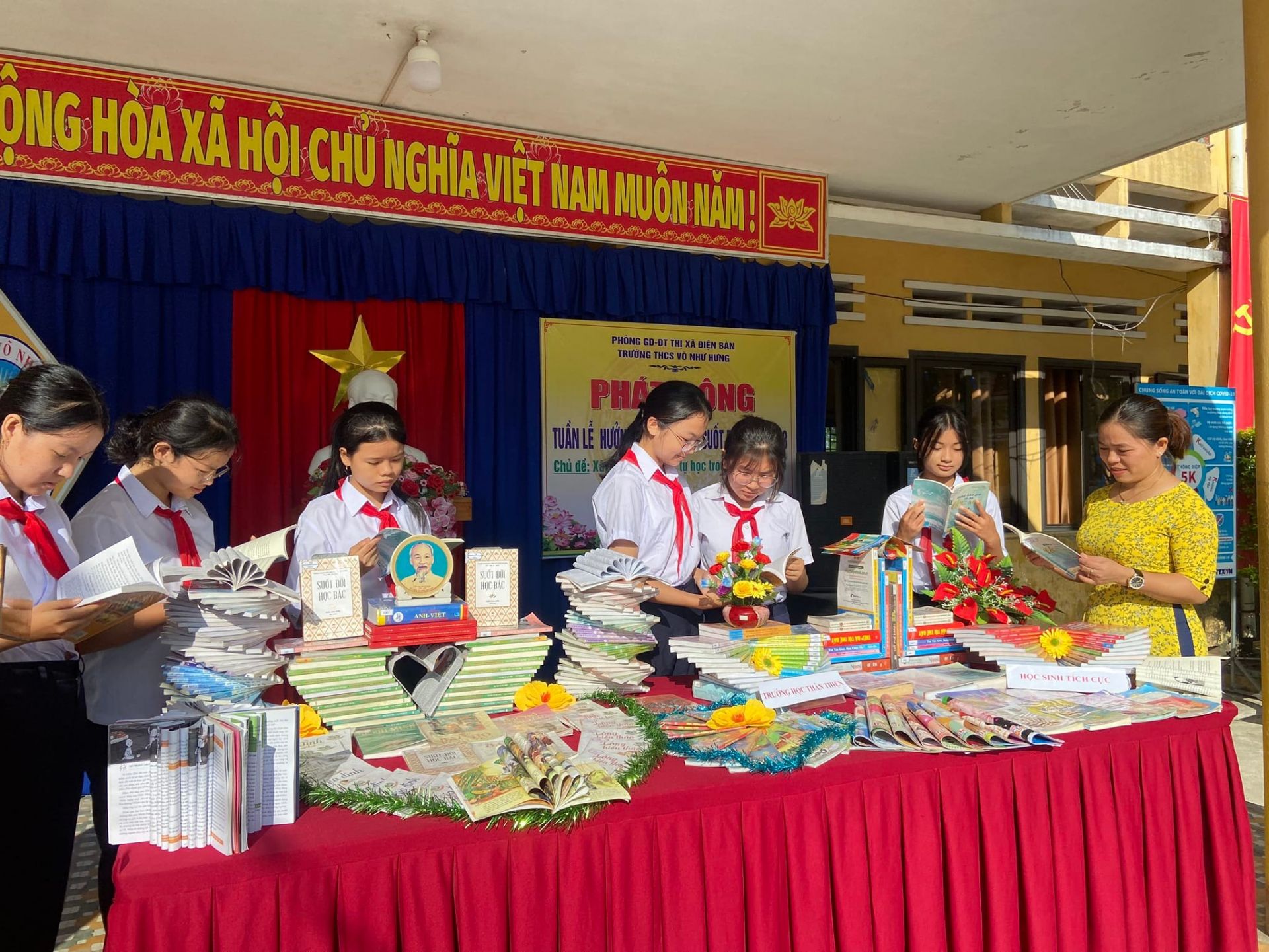 Học sinh tìm hiểu kỹ năng sống thông qua việc đọc sách.