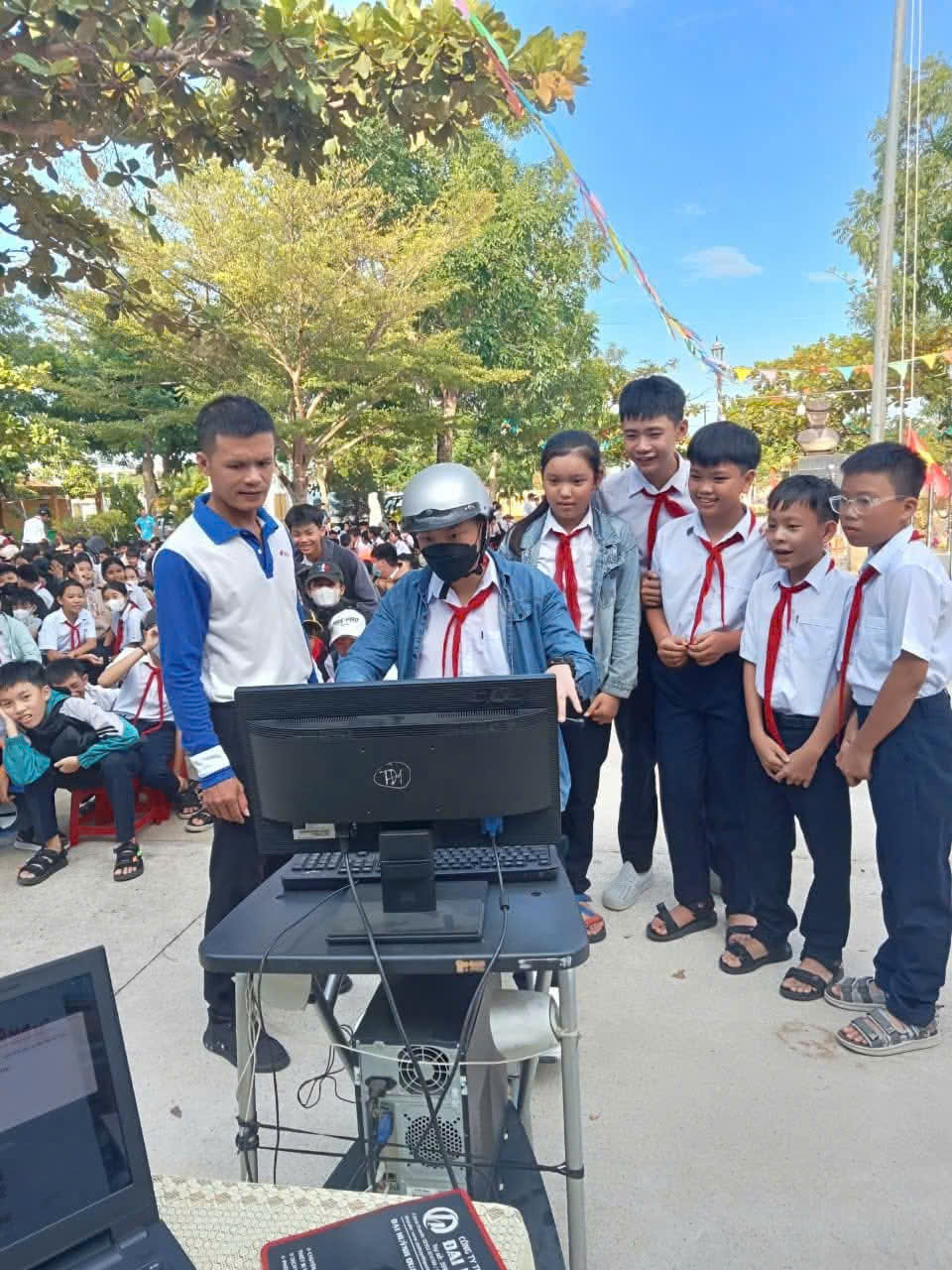 Đội viên trải nghiệm kỹ năng lái xe an toàn trên mô hình máy tính.