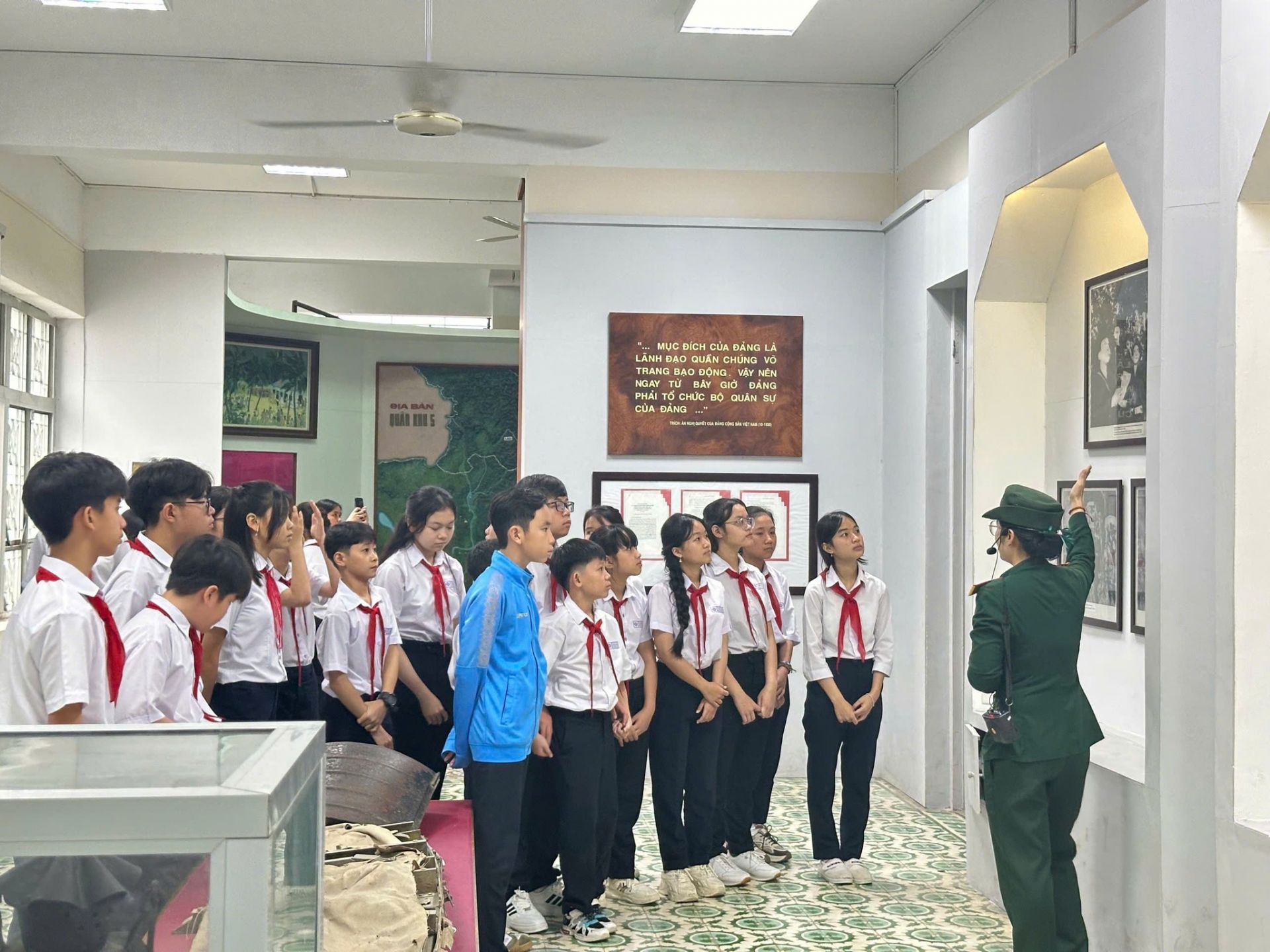 Các bạn tham quan, tìm hiểu lịch sử tại bảo tàng.