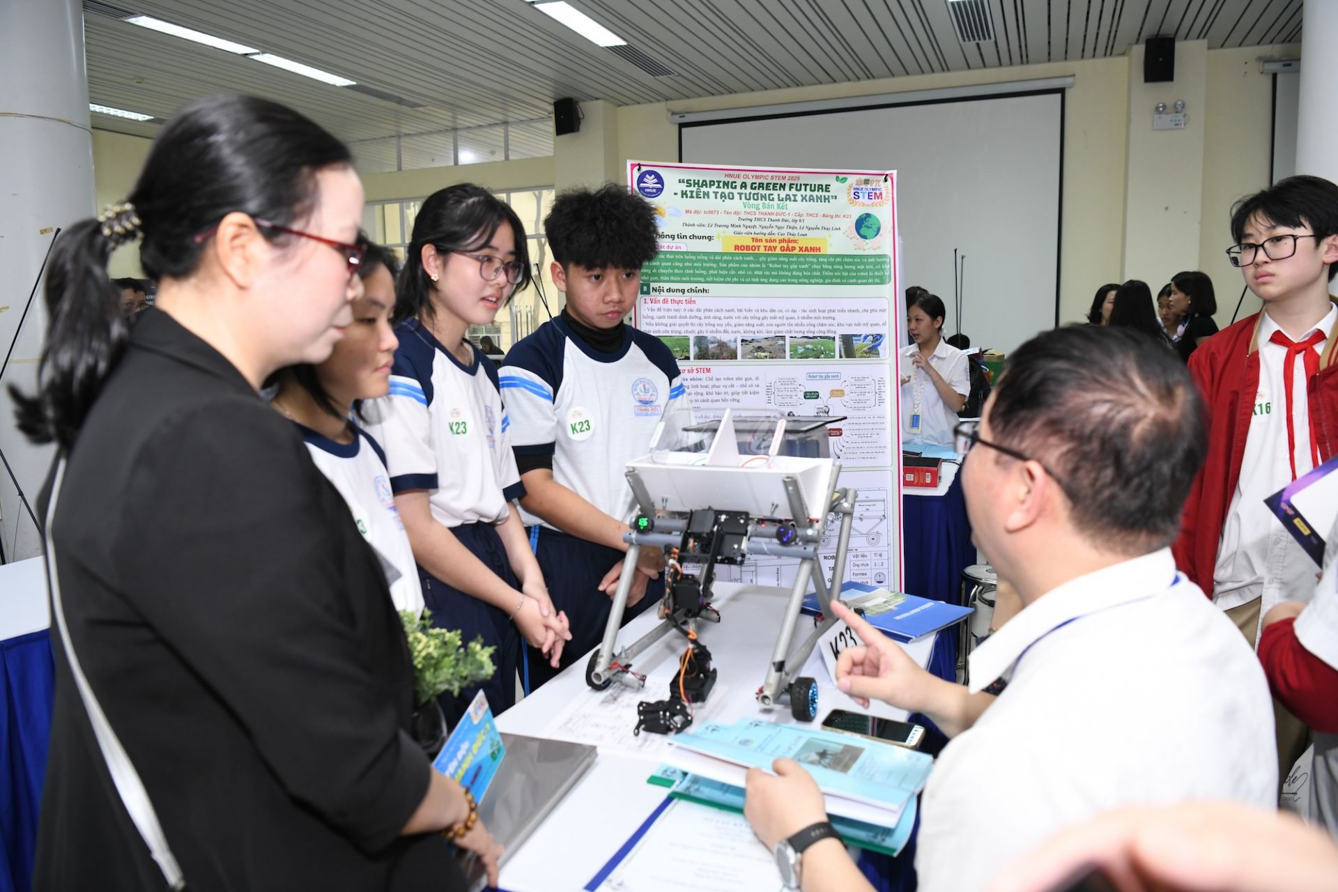 Nh&oacute;m c&aacute;c bạn học sinh trường THCS Thanh Đức thuyết tr&igrave;nh với Ban Gi&aacute;m khảo.