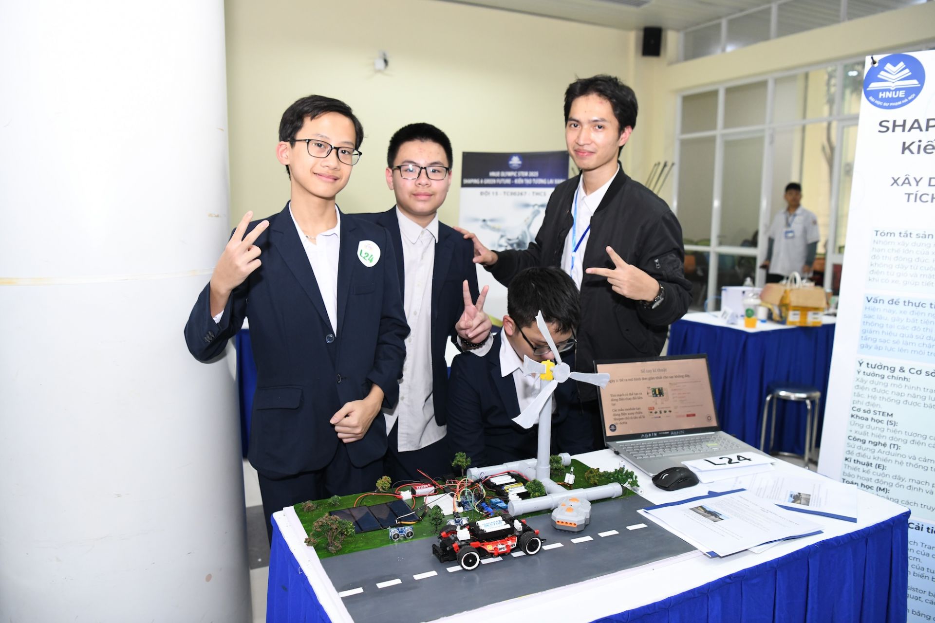 M&ocirc; h&igrave;nh sạc pin kh&ocirc;ng d&acirc;y của nh&oacute;m học sinh lớp 8A6, trường THCS Ho&agrave;ng Mai.