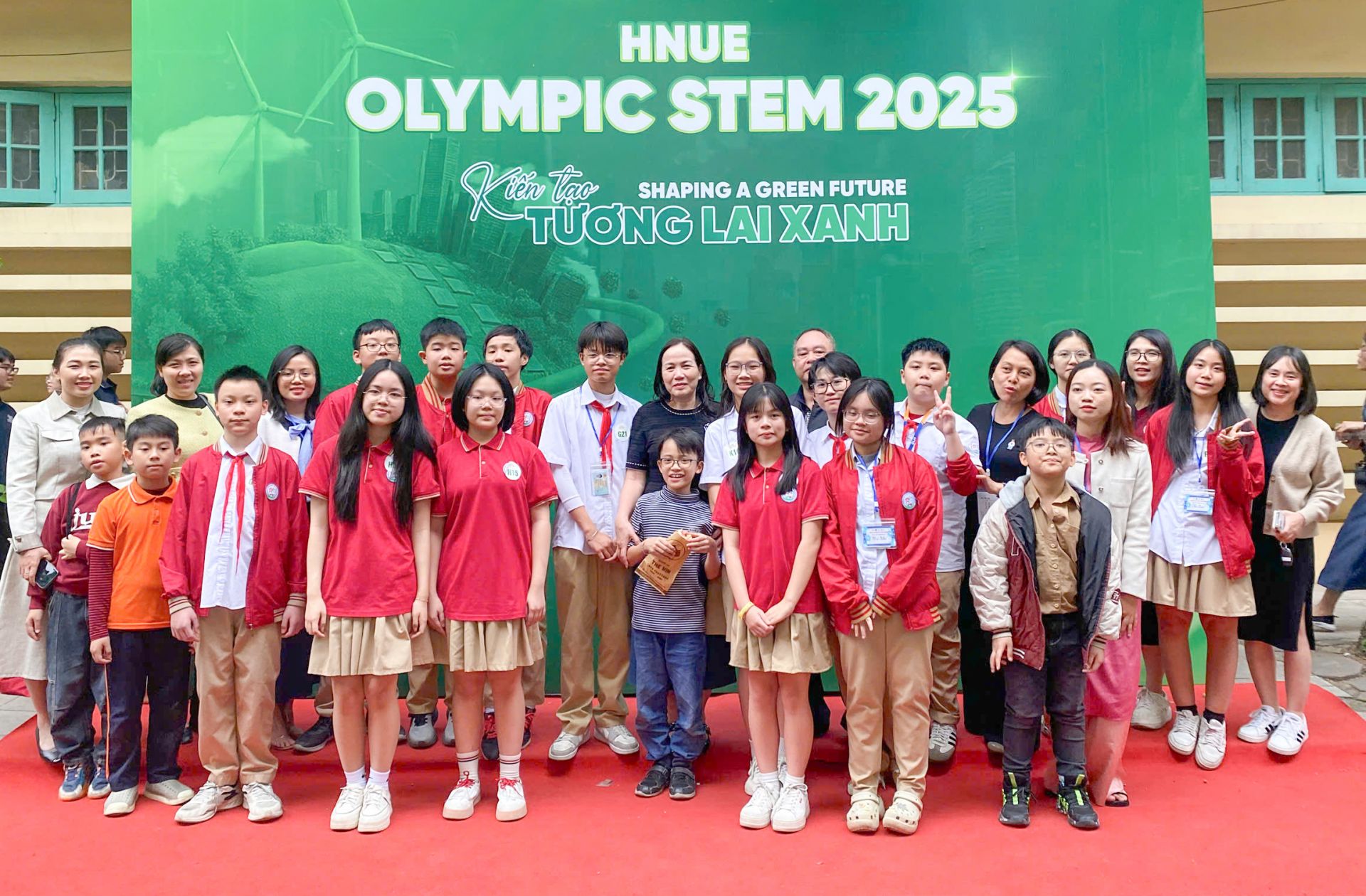 Ban Gi&aacute;m hiệu c&ugrave;ng c&aacute;c thầy c&ocirc; trường THCS Nghĩa T&acirc;n đến cổ vũ cho c&aacute;c đội thi của nh&agrave; trường.