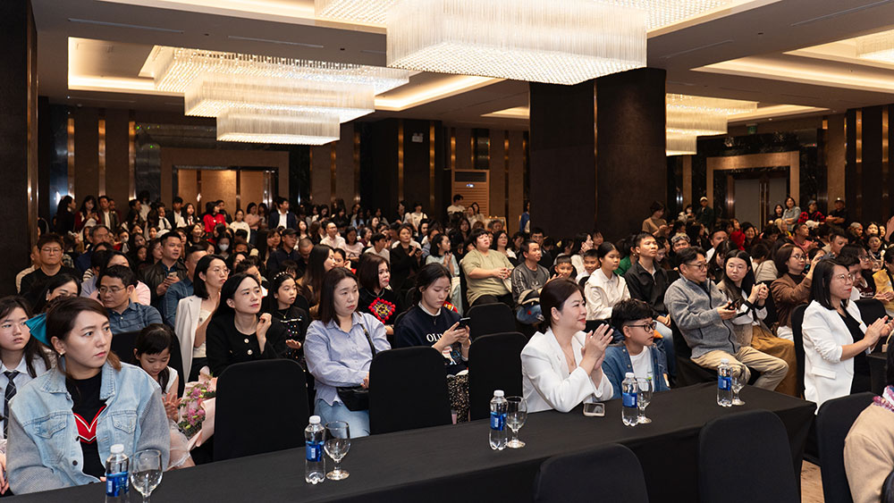 Buổi lễ trao giải có sự tham dự của đông đảo “họa sĩ nhí”, phụ huynh và thầy cô giáo.