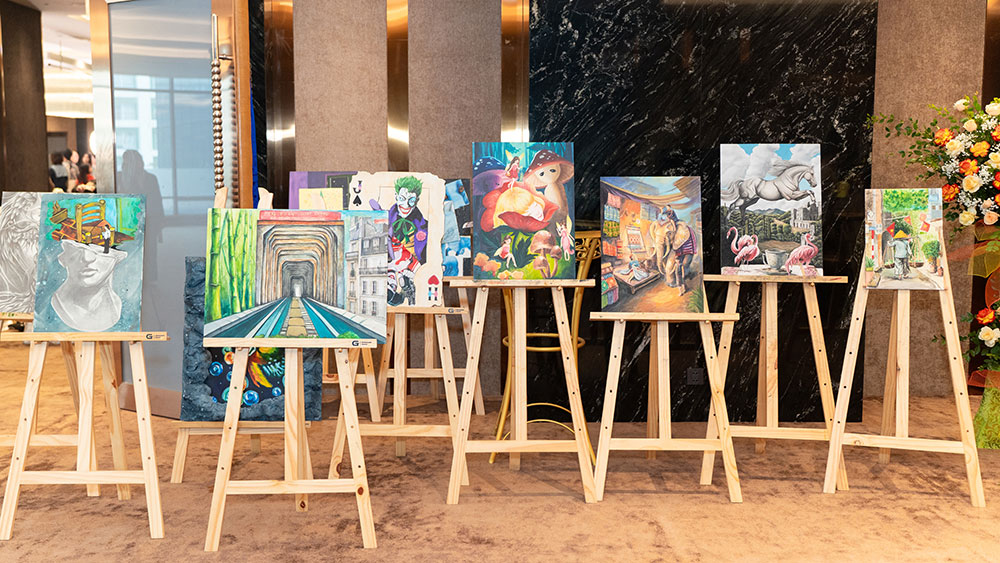 Các bức tranh đoạt giải được trưng bày tại không gian sang trọng của khách sạn Grand Plaza Hà Nội.