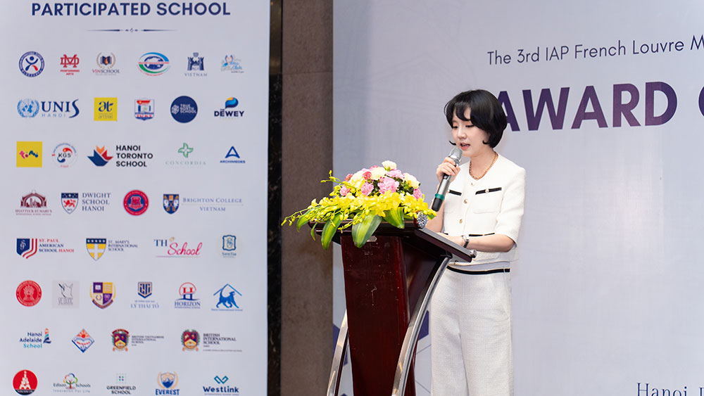 Bà Kate Lee – Giám đốc điều hành MiaArt International phát biểu tại lễ trao giải.