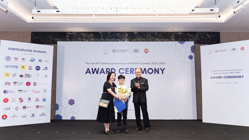 Tiến sĩ Hùng Lê (Đại học St. John, Hoa Kỳ) trao giải Nhất cho thí sinh.