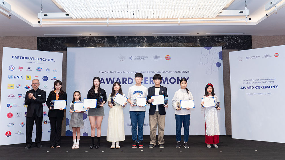 Các thí sinh đoạt giải Nhì và giải Ba được vinh danh trên sân khấu.