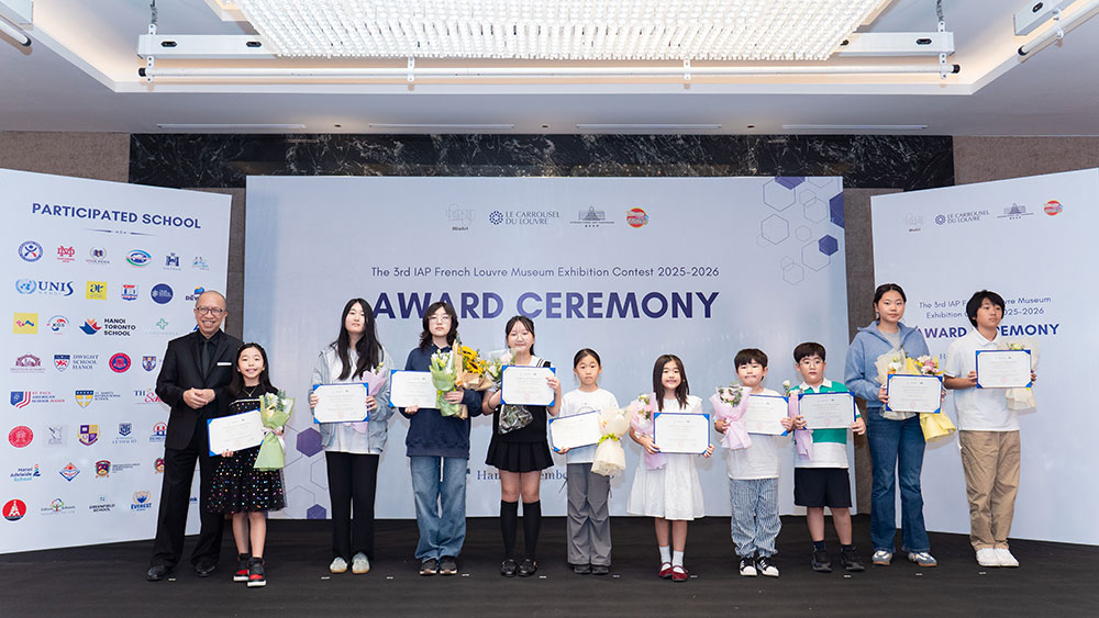 Ban Tổ chức trao các giải Creative Talent và Rising Artist theo từng cụm trường.