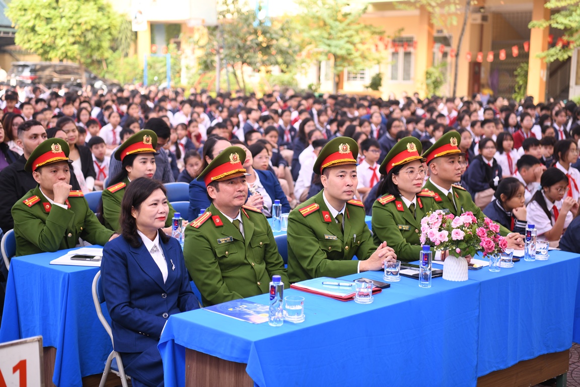 Các chú công an của TP. Hà Nội và phường Hoàng Mai phối hợp cùng trường THCS Yên Sở trong buổi tuyên truyền.