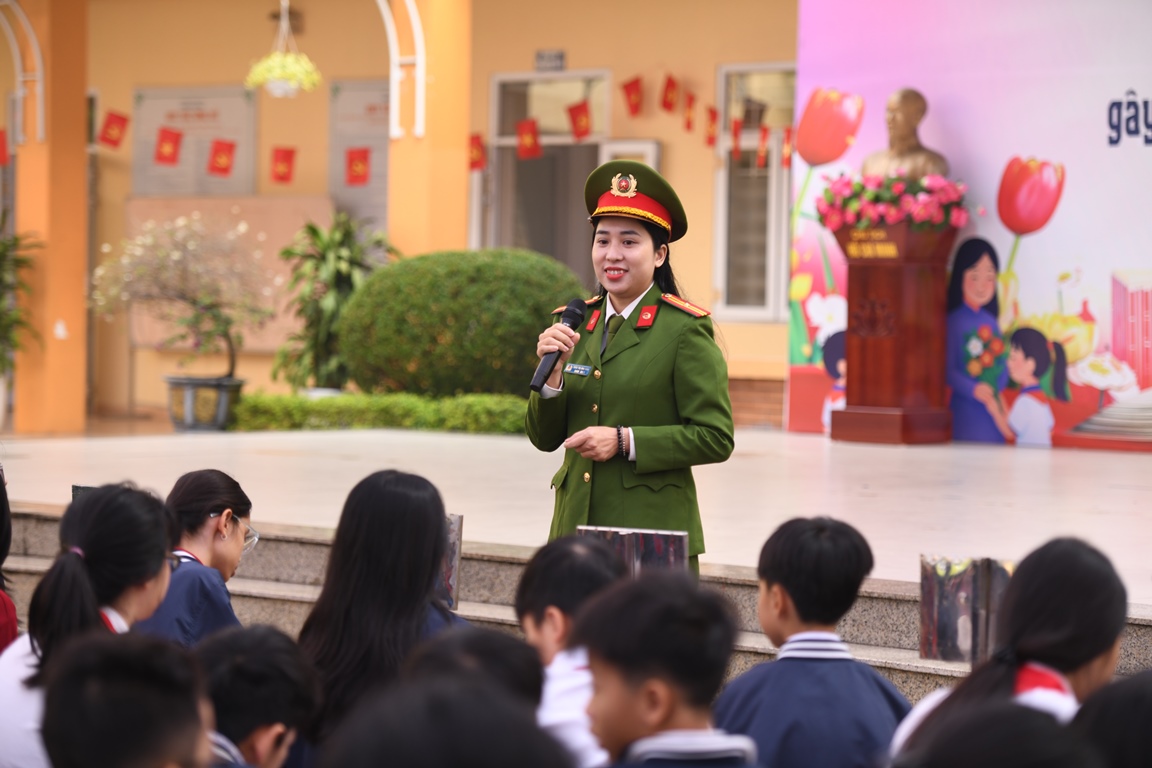 Thiếu tá Đào Thị Mai Hoa - báo cáo viên chia sẻ về những hành vi vi phạm pháp luật học sinh thường mắc phải.