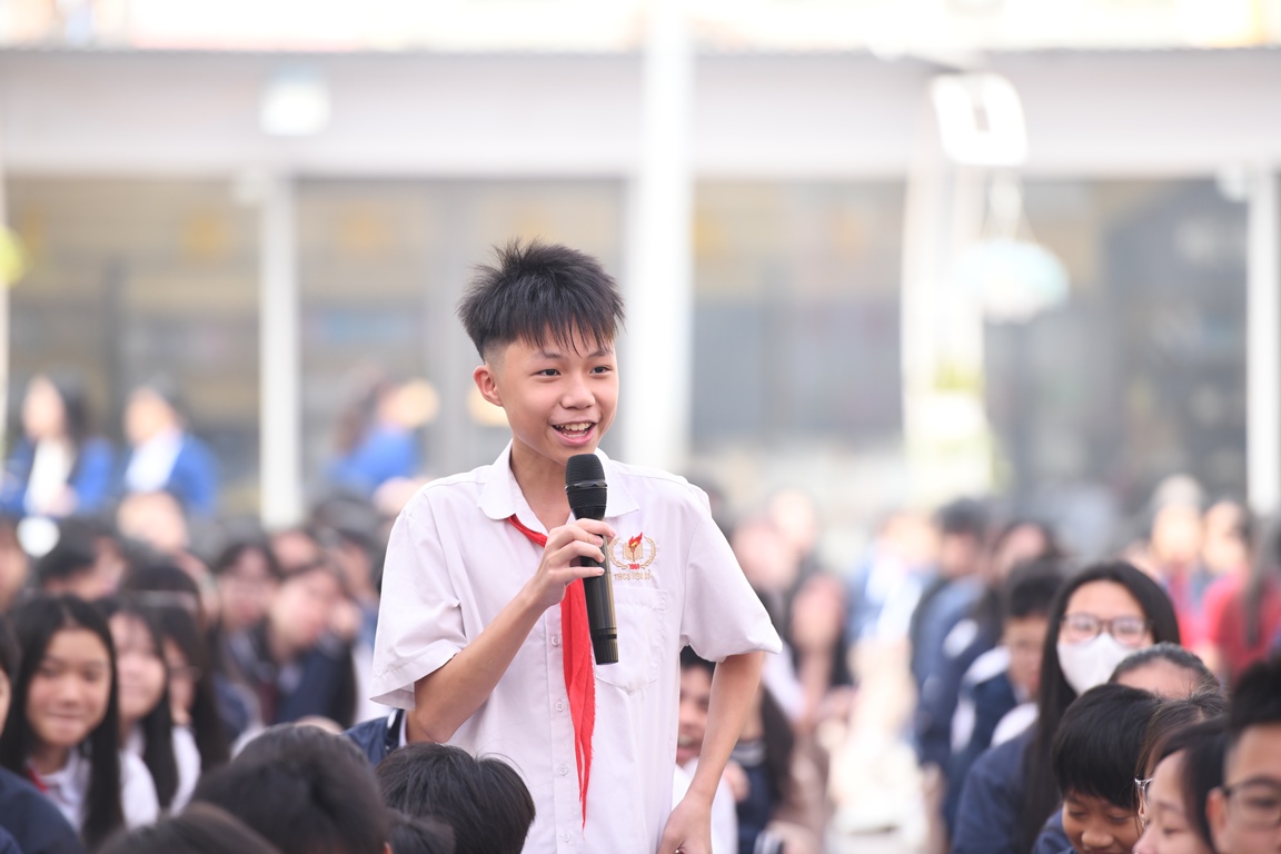 Các bạn học sinh tích cực tham gia phần hỏi - đáp trong buổi tuyên truyền.