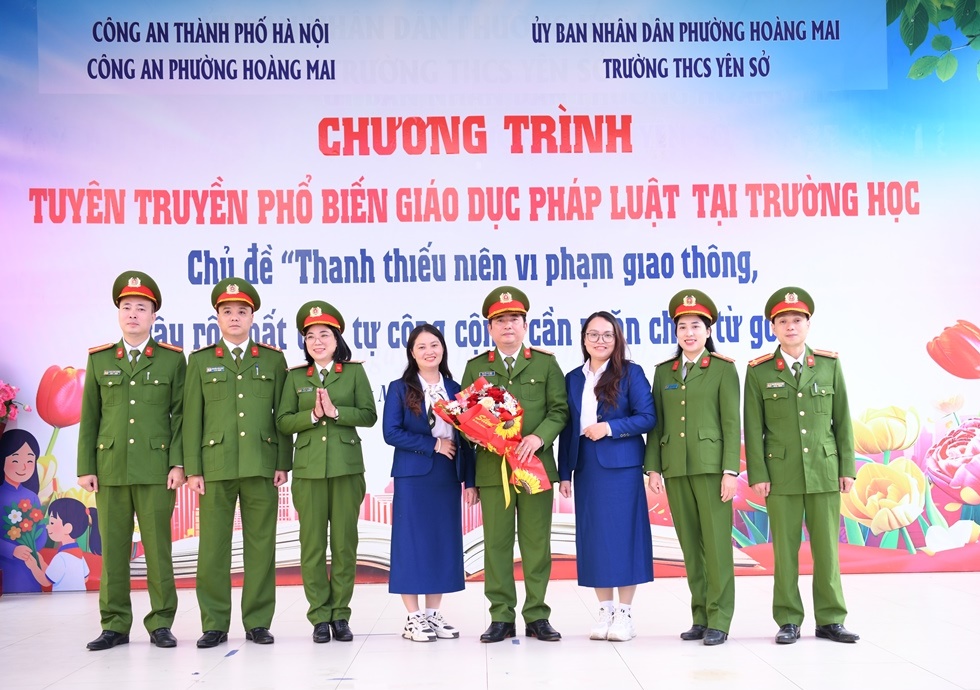 Ban Giám hiệu trường THCS Yên Sở tặng hoa cảm ơn lực lượng công an.