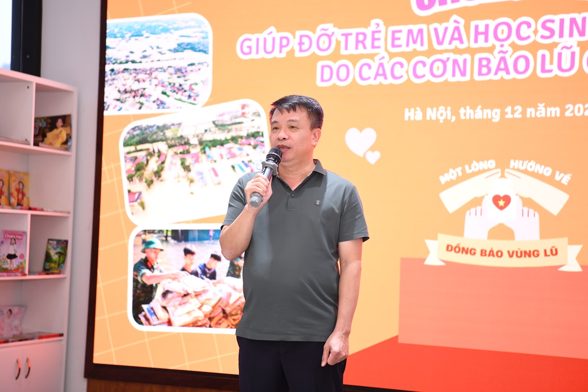 Nhà văn, nhà báo Nguyễn Phan Khuê - Ủy viên Hội đồng Đội T.Ư, Tổng Biên tập Báo TNTP&NĐ phát biểu cảm ơn cô và trò 2 nhà trường.