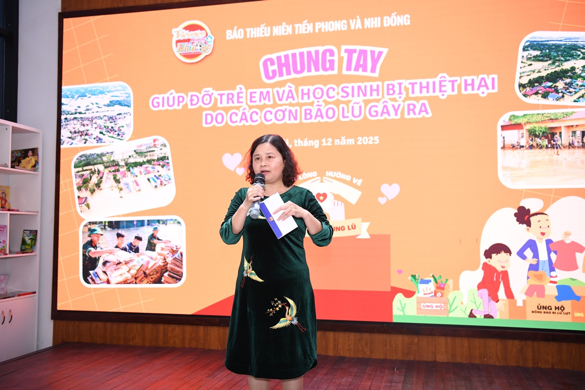 Nhà giáo Lê Thị Thanh Thủy - Hiệu trưởng trường Tiểu học Văn Chương chia sẻ tại chương trình.