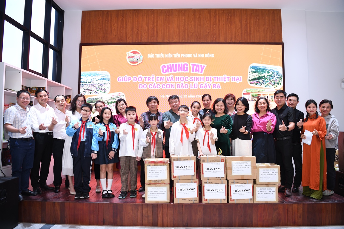 Cô và trò 2 trường Tiểu học Văn Chương và Tiểu học Kim Liên trao hỗ trợ học sinh chịu ảnh hưởng của bão lũ tại chương trình.