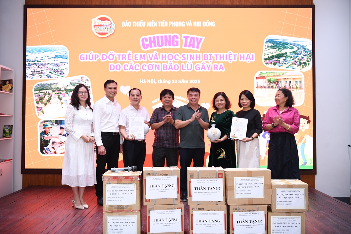 Báo TNTP&NĐ trao Thư cảm ơn và quà lưu niệm tới 2 nhà trường.