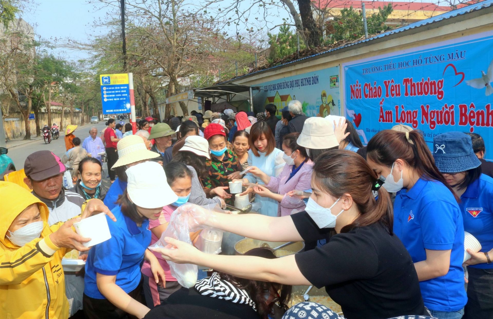 C&aacute;c c&ocirc; gi&aacute;o của nh&agrave; trường tham gia hoạt động thiện nguyện.