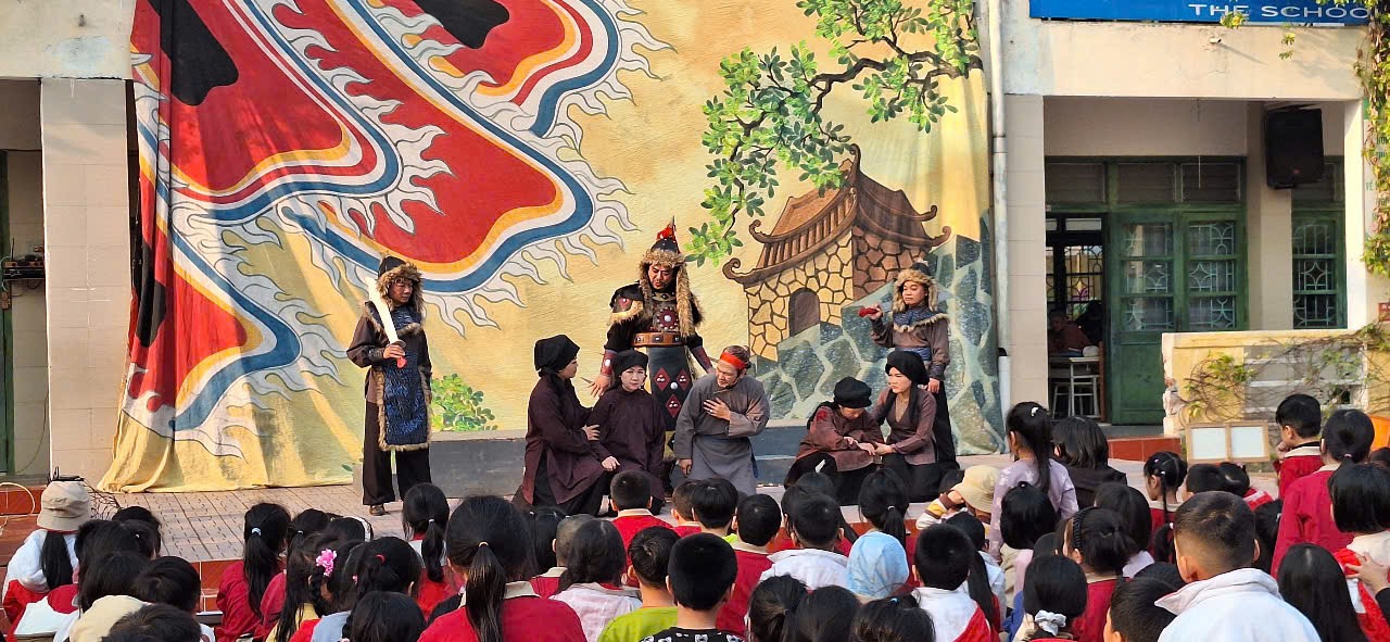 Hoạt động trải nghiệm của nh&agrave; trường hướng về việc vun đắp t&igrave;nh y&ecirc;u qu&ecirc; hương, đất nước cho học tr&ograve;.