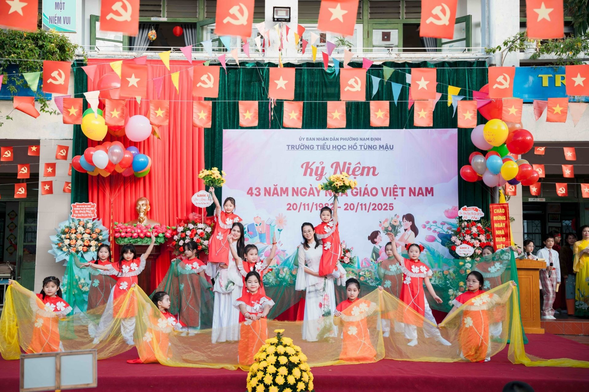 Kh&ocirc;ng gian s&acirc;n trường l&agrave; nơi học sinh tham gia nhiều hoạt động ngoại kh&oacute;a bổ &iacute;ch.
