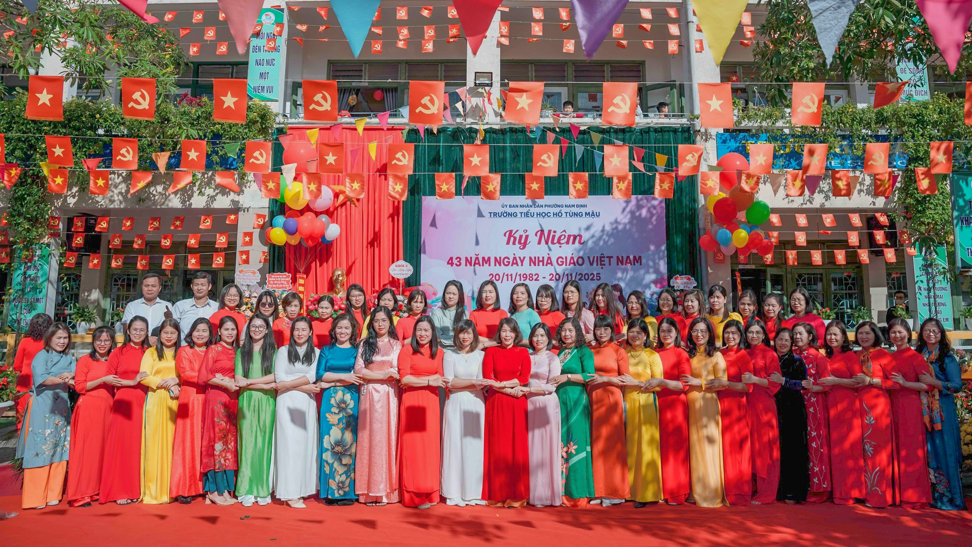 Tập thể gi&aacute;o vi&ecirc;n trường Tiểu học Hồ T&ugrave;ng Mậu.