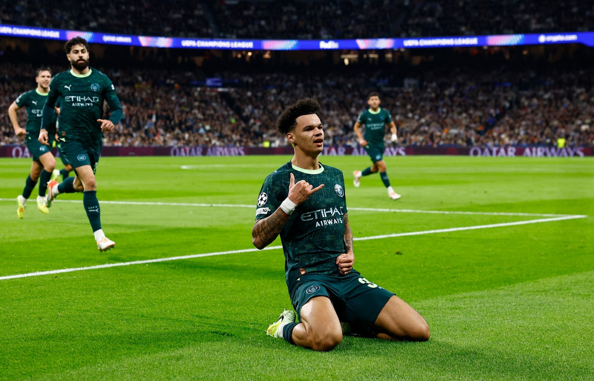 Nico O'Reilly ăn mừng sau khi ghi bàn thắng gỡ hòa cho Man City.