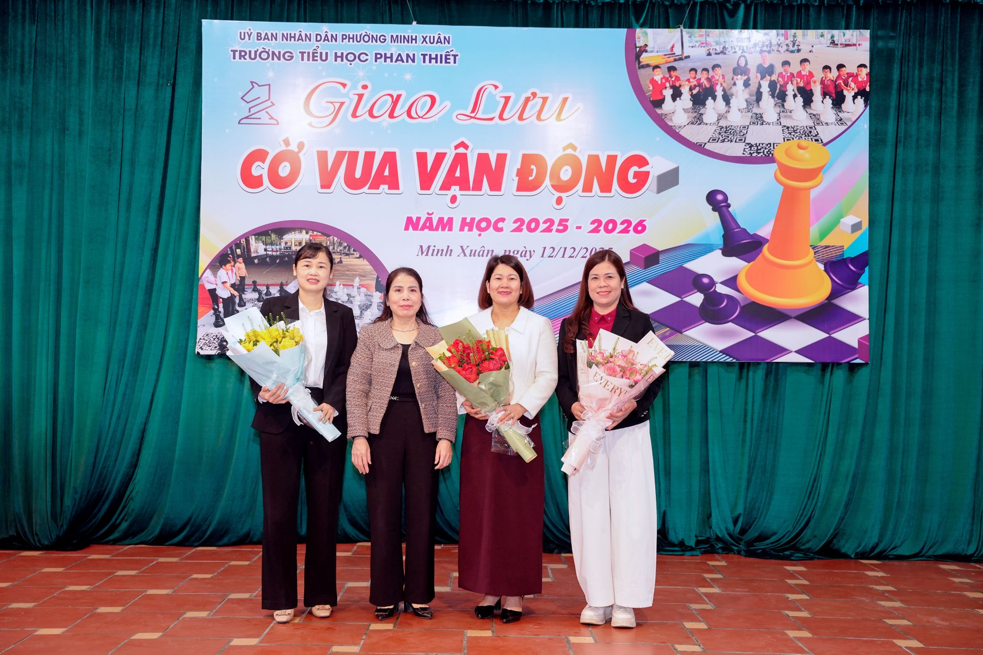 Ban Tổ chức tặng hoa cho các nhà trường tham dự chương trình giao lưu Cờ vua vận động.